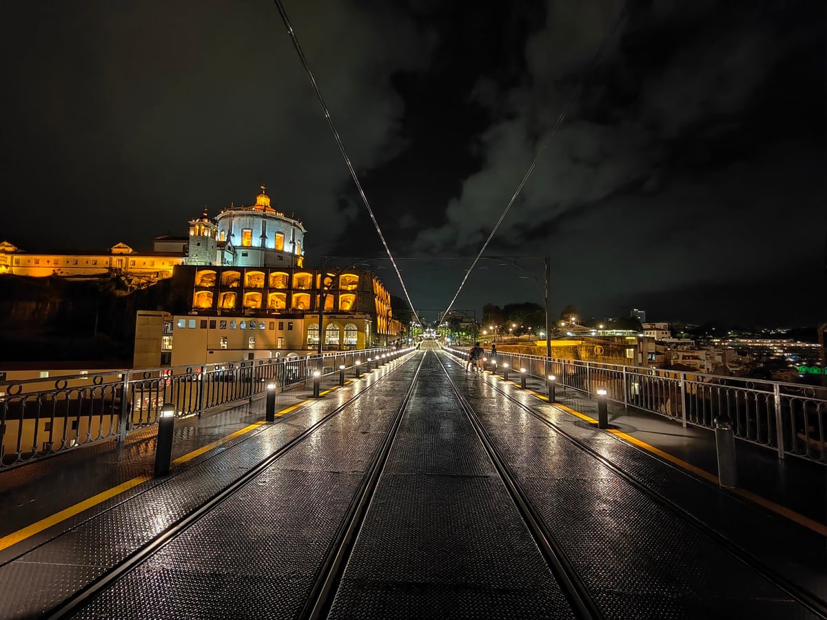 Calle, edificio, monumento o paisaje del centro histórico de Oporto