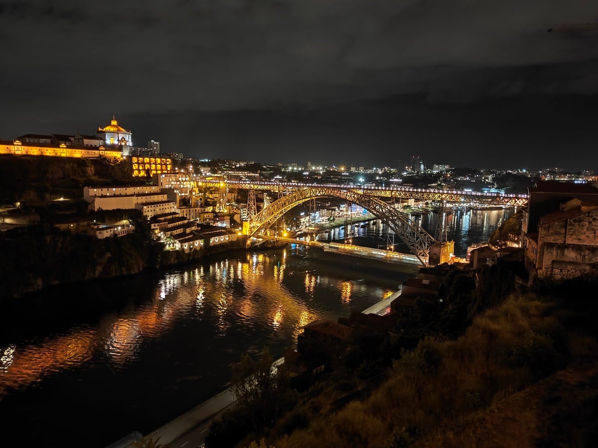 Calle, edificio, monumento o paisaje del centro histórico de Oporto