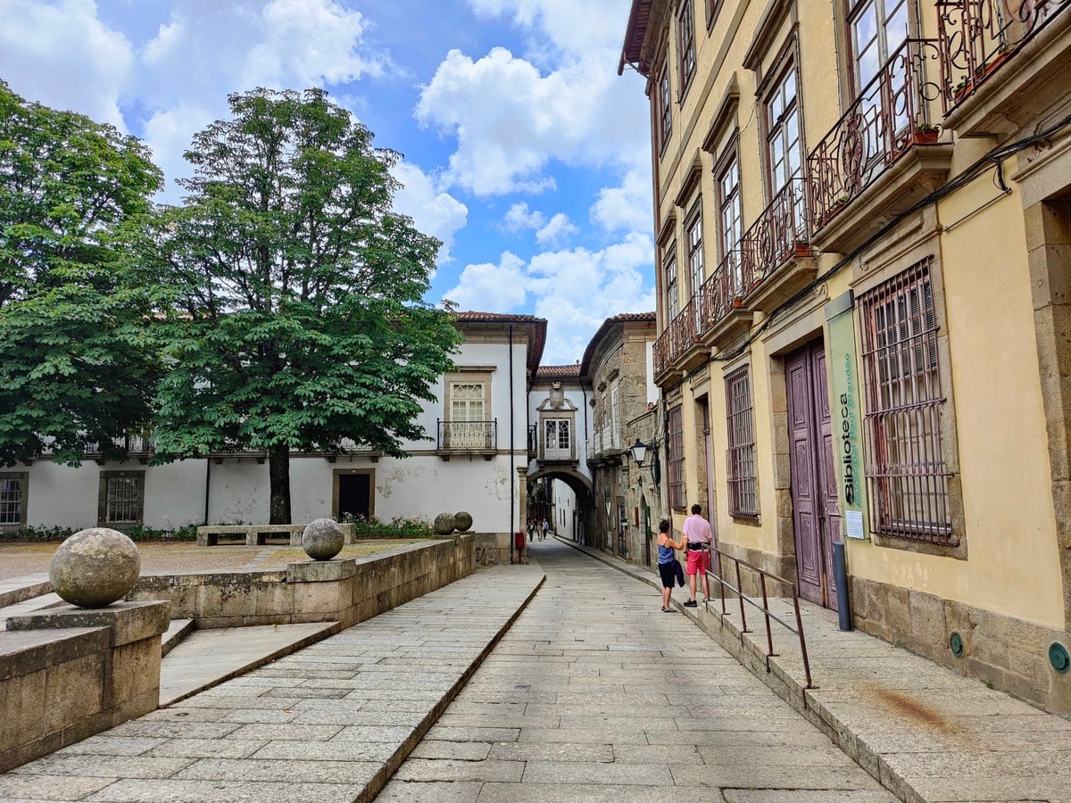 Calle, edificio, monumento o paisaje del centro histórico de Oporto