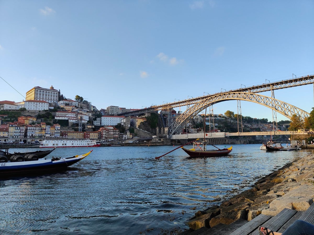 Calle, edificio, monumento o paisaje del centro histórico de Oporto