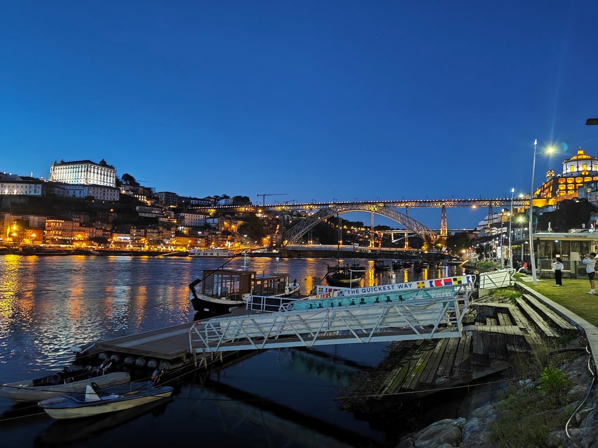 Calle, edificio, monumento o paisaje del centro histórico de Oporto