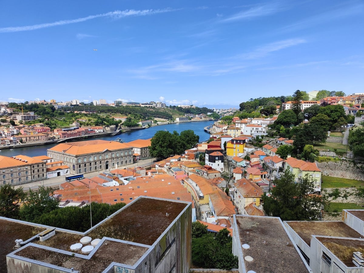 Calle, edificio, monumento o paisaje del centro histórico de Oporto