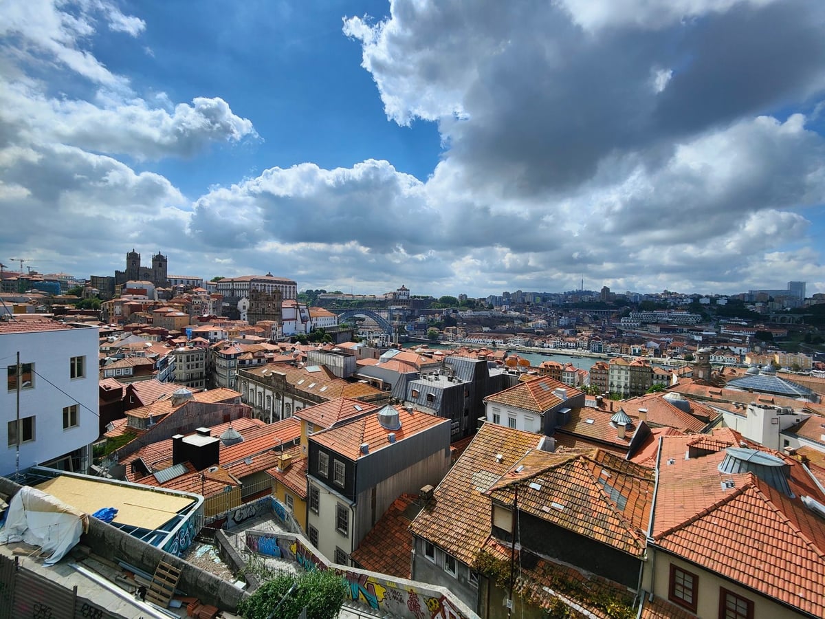 Calle, edificio, monumento o paisaje del centro histórico de Oporto
