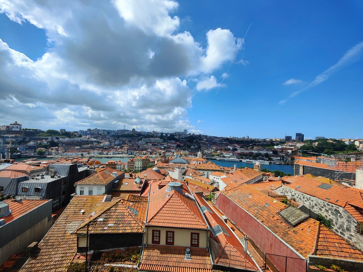 Calle, edificio, monumento o paisaje del centro histórico de Oporto