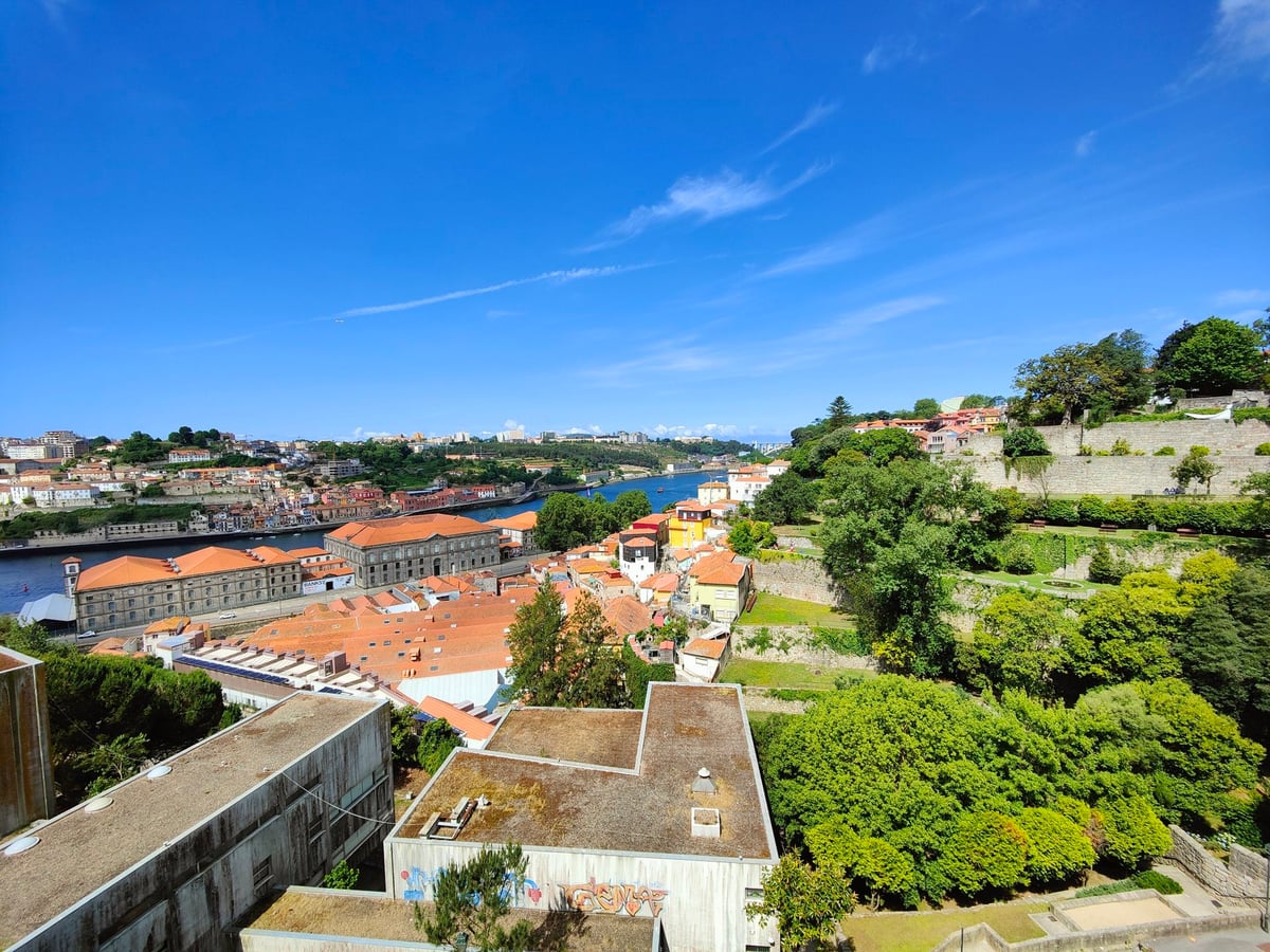 Calle, edificio, monumento o paisaje del centro histórico de Oporto