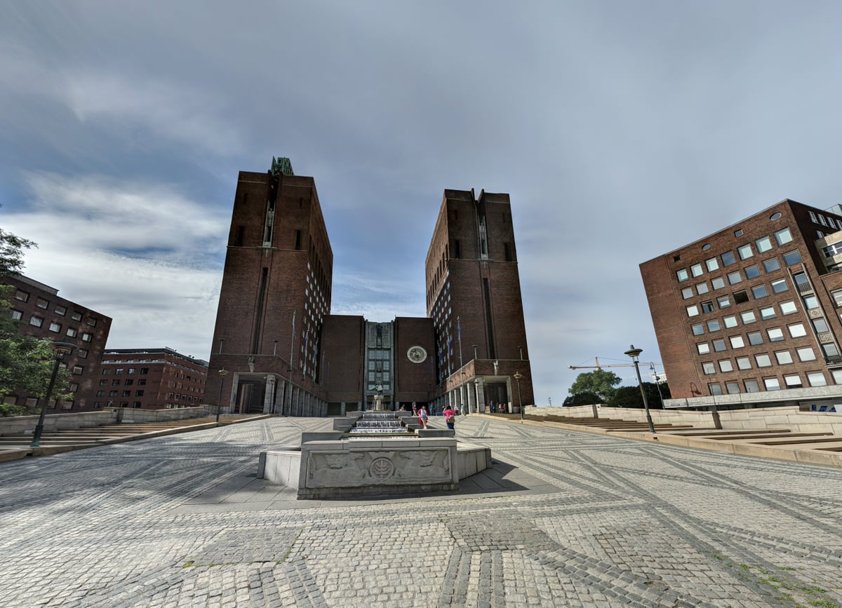 El Ayuntamiento de Oslo, con sus dos torres de ladrillo rojo, visto desde la plaza