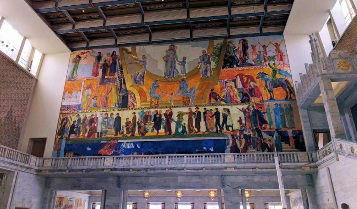 Uno de los frescos del patio interior del Ayuntamiento de Oslo, con figuras narrando la historia del pueblo noruego