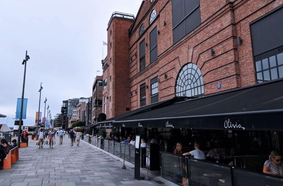 El paseo marítimo de Aker Brygge en Oslo, con sus restaurantes junto al agua