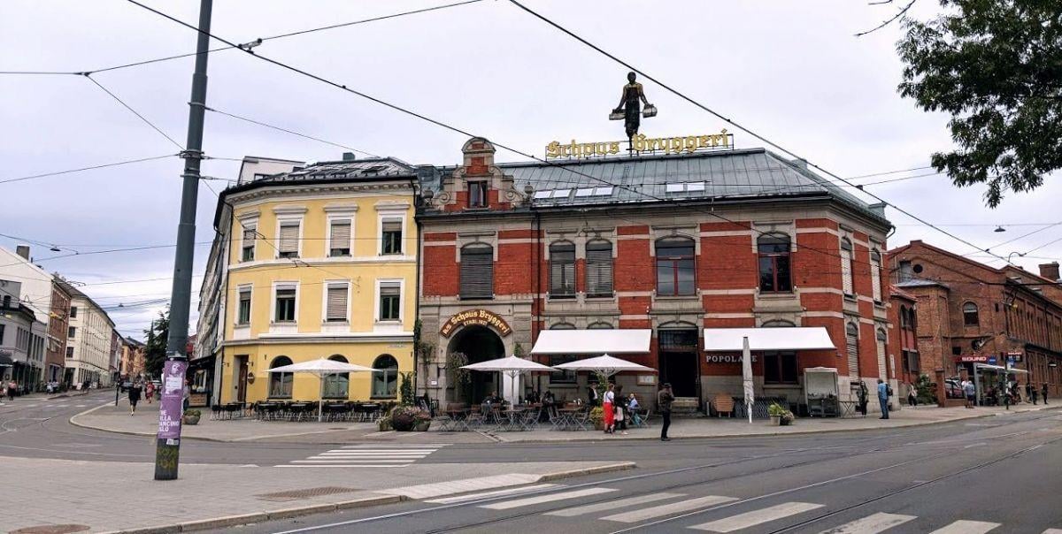 Una esquina de Grünerløkka, con sus fachadas de colores y las terrazas de los cafés