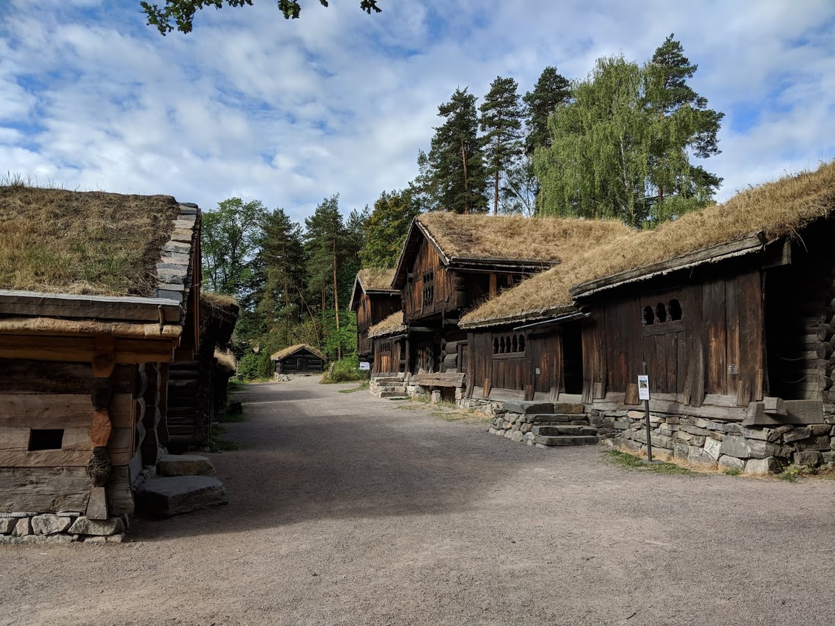 Casas de madera con tejados de césped del Norsk Folkemuseum, el museo al aire libre de Bygdøy