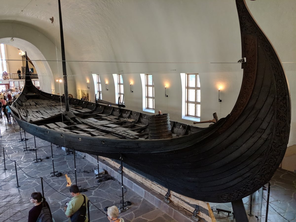 La proa tallada del barco vikingo de Oseberg, del siglo IX, expuesta en el antiguo Vikingskipshuset