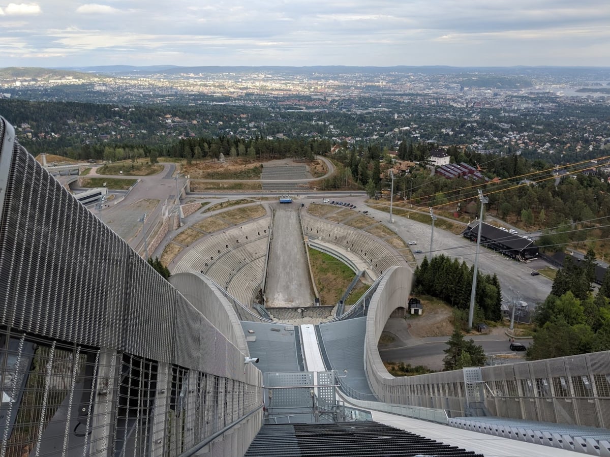 La vista desde lo alto del trampolín de Holmenkollen, con la rampa de salida y Oslo al fondo