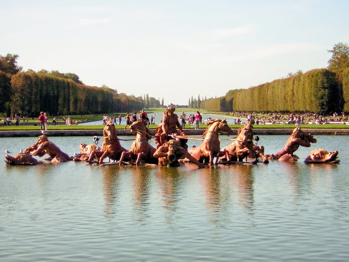 El estanque central de los jardines de Versalles, con la escultura de los caballos emergiendo del agua.