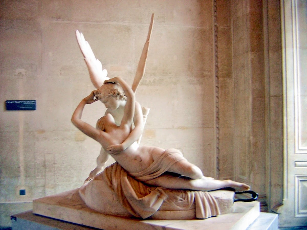 La escultura de Canova «Psique reanimada por el beso del amor» en el Museo del Louvre.