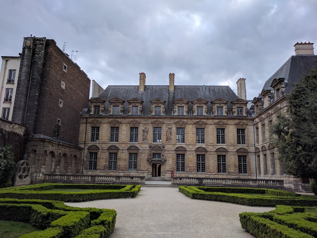 Uno de los grandes edificios monumentales del centro de París, en la jornada dedicada a la Ópera Garnier, las Galerías Lafayette y los Inválidos.