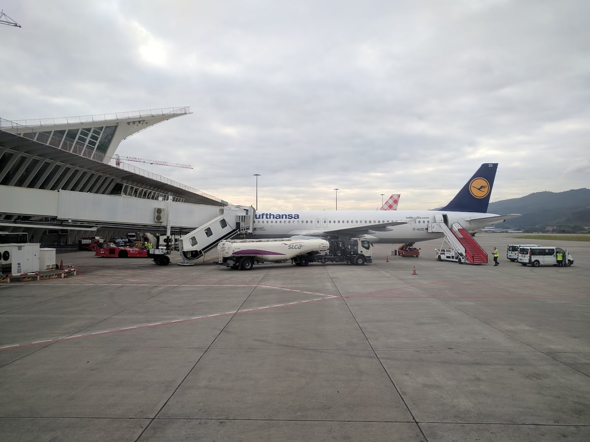 El aeropuerto de Bilbao visto desde la ventanilla del avión antes de despegar.