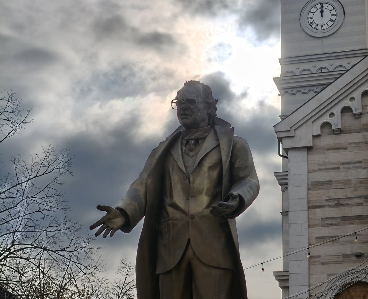 Plaza céntrica de Pristina con edificios y espacios peatonales.
