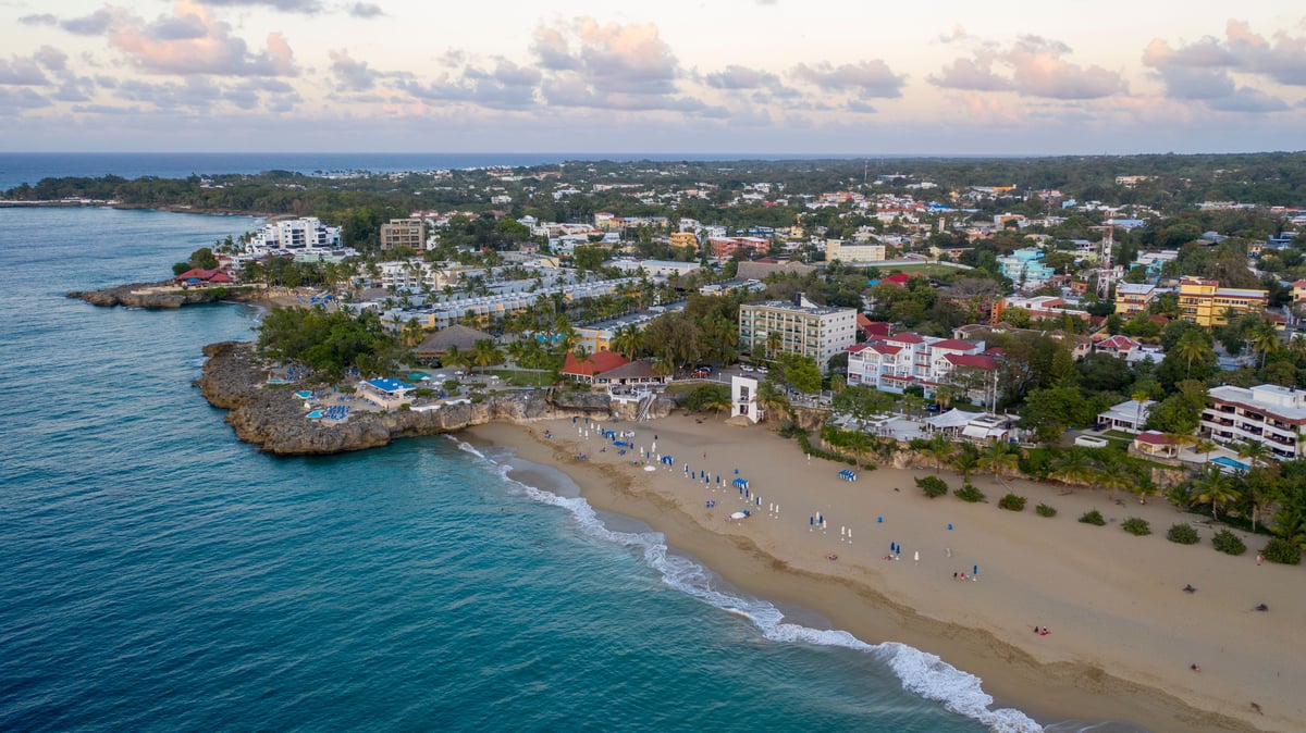 Vista aérea de la playa de Sosúa y la ciudad, en Puerto Plata, República Dominicana.