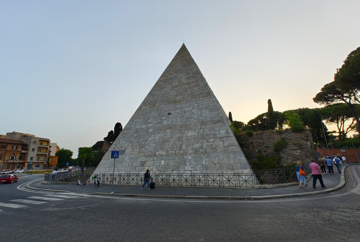 La Pirámide de Cayo Cestio y la Porta San Paolo, en el Aventino