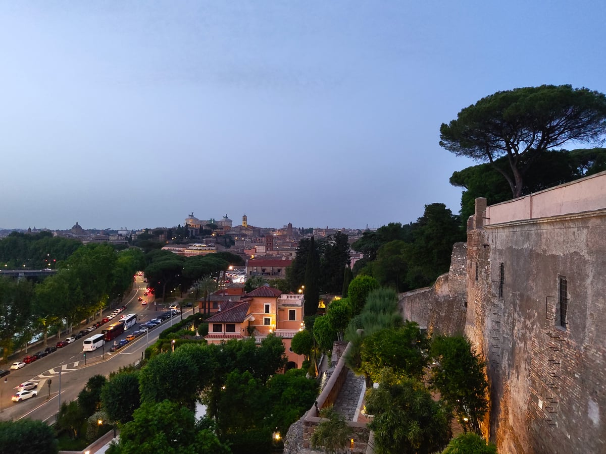 El Giardino degli Aranci al atardecer, con la cúpula de San Pedro al fondo