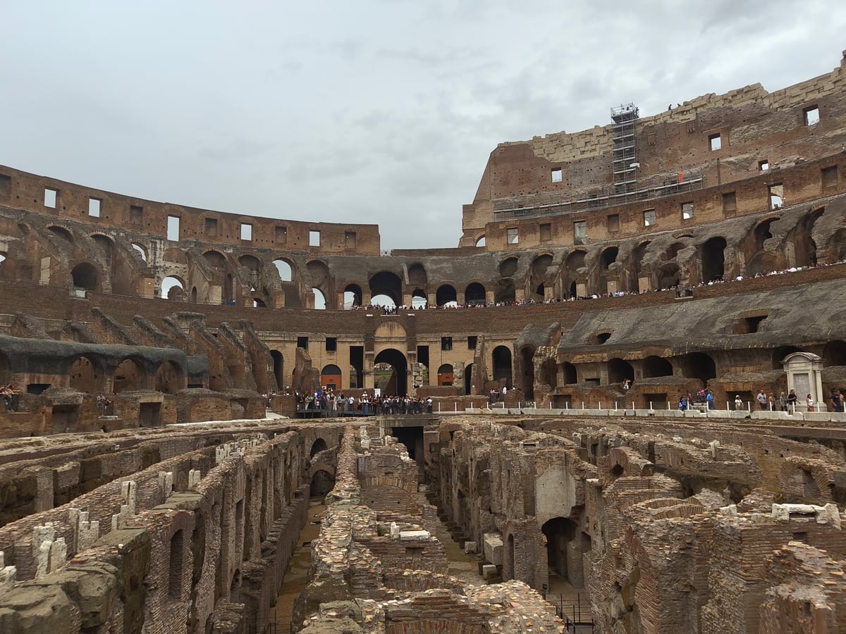 Coliseo de Roma y sus estructuras arqueológicas