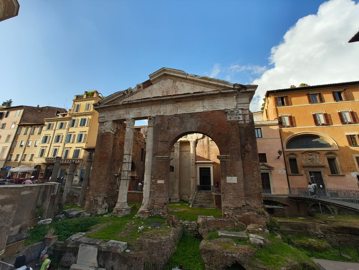 Ruinas y restos arqueológicos de Roma entre edificios históricos