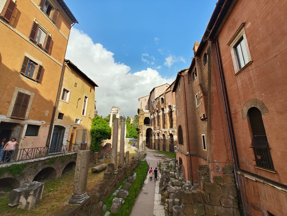 Ruinas y restos arqueológicos de Roma entre edificios históricos