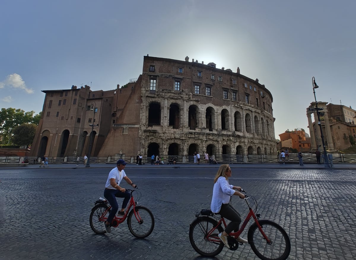 Coliseo de Roma visto desde una plaza