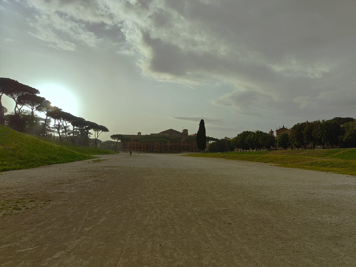 Paisaje arqueológico de Roma con ruinas y vegetación