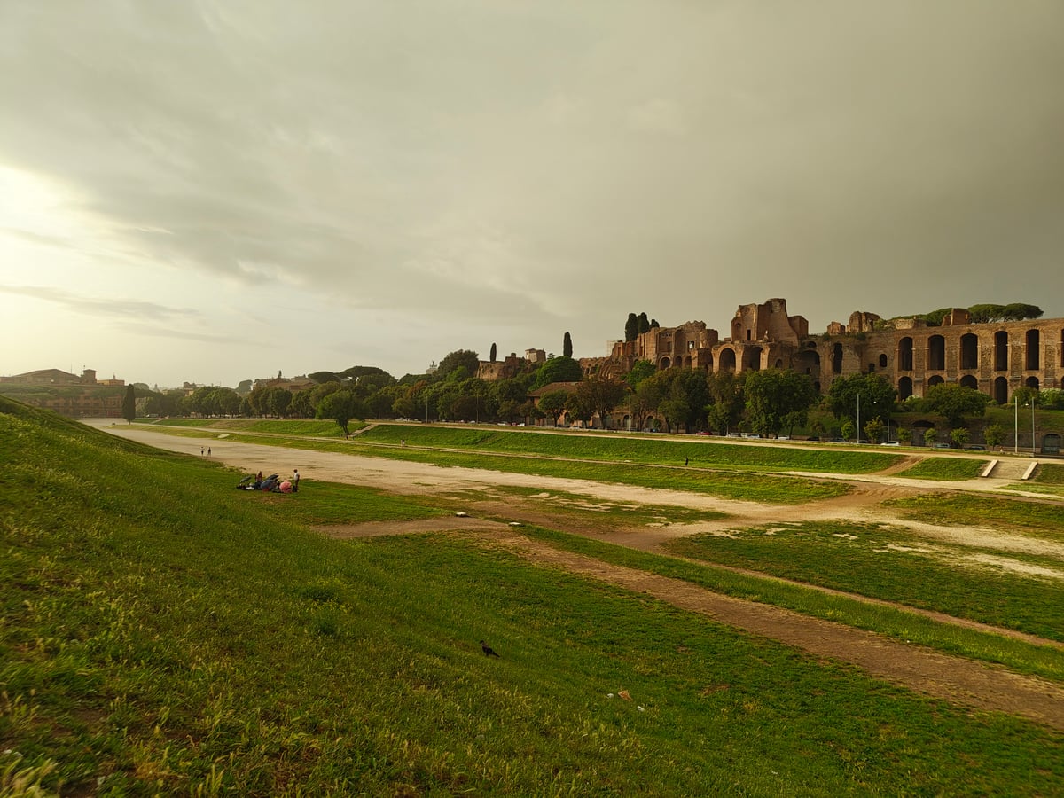 Paisaje arqueológico de Roma con ruinas y vegetación