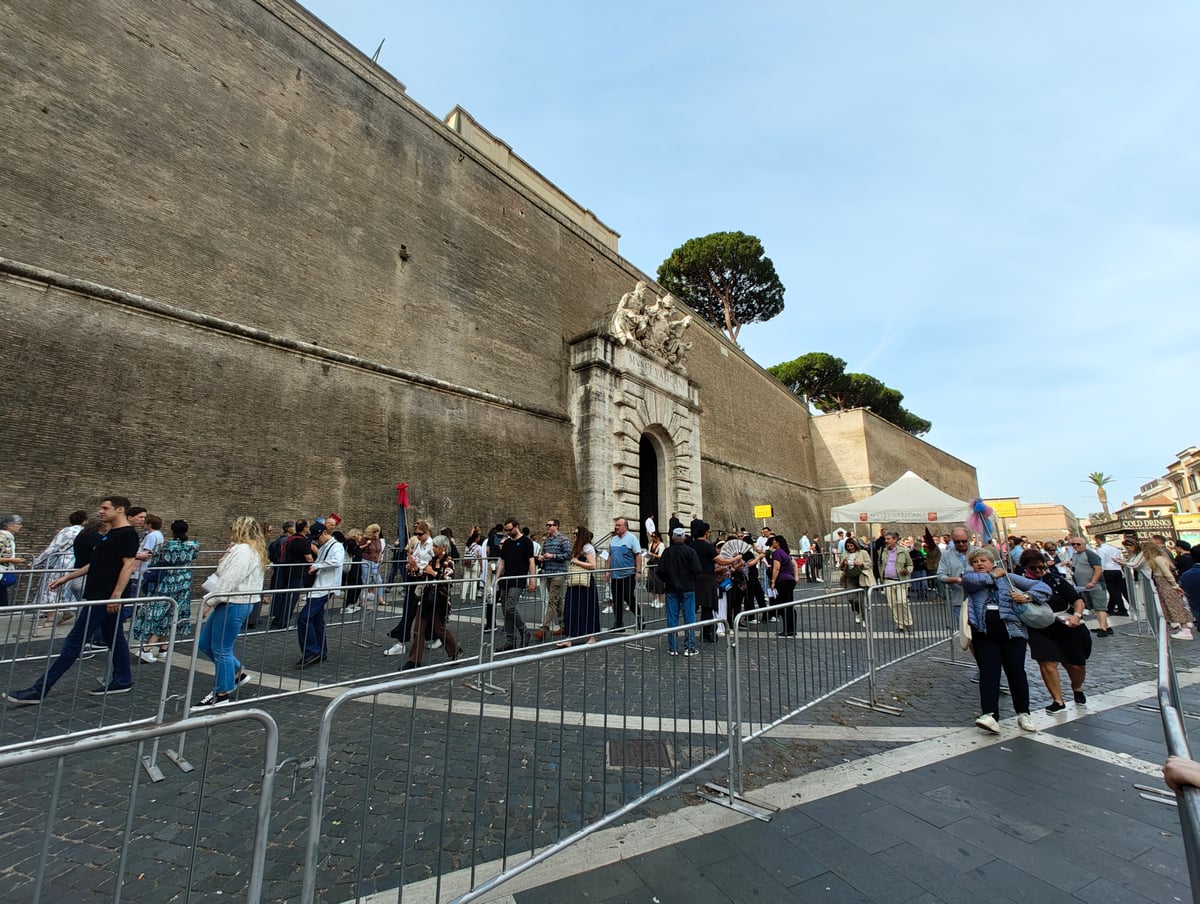Museos Vaticanos con esculturas, galerías y techos decorados