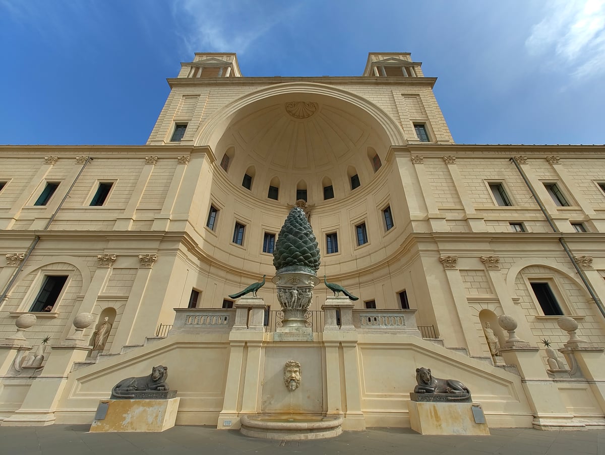 Museos Vaticanos con esculturas, galerías y techos decorados