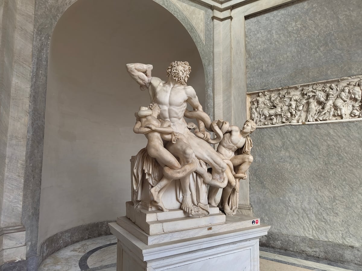 Museos Vaticanos con esculturas, galerías y techos decorados