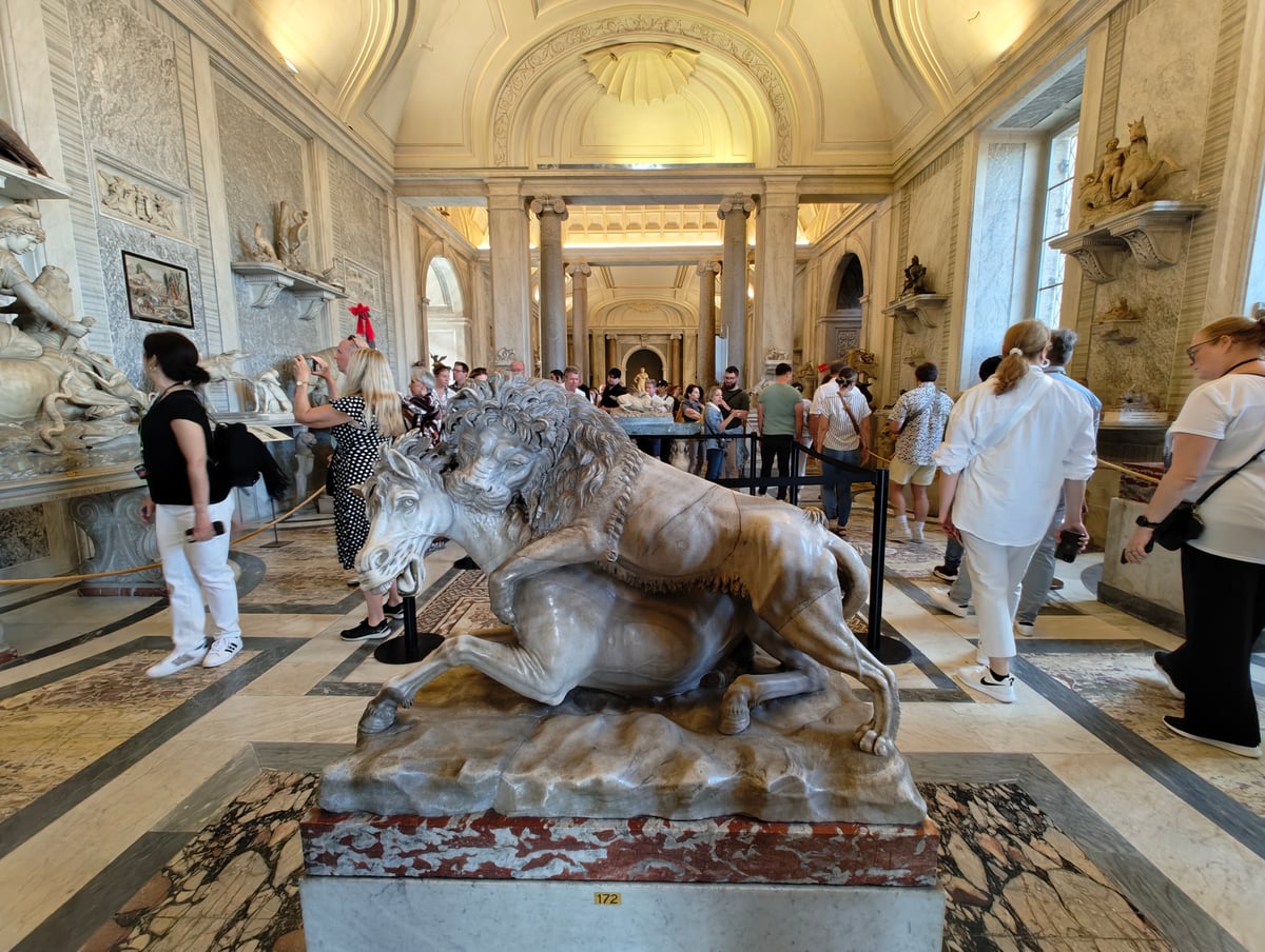 Museos Vaticanos con esculturas, galerías y techos decorados