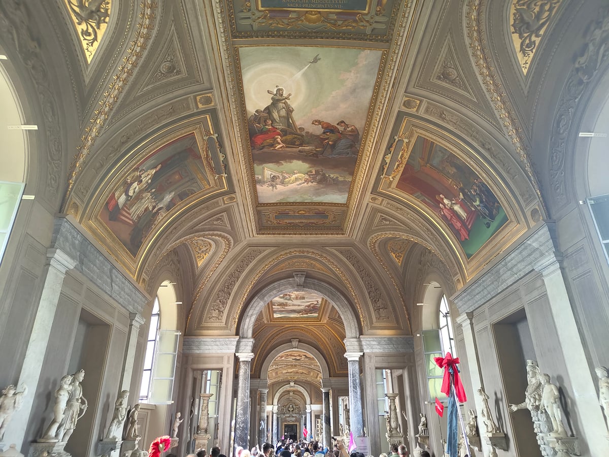 Museos Vaticanos con esculturas, galerías y techos decorados