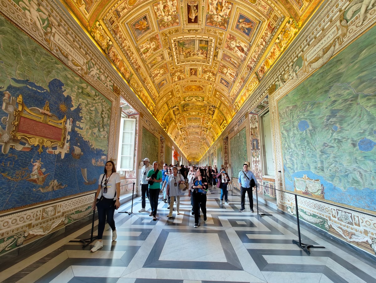 Museos Vaticanos con esculturas, galerías y techos decorados
