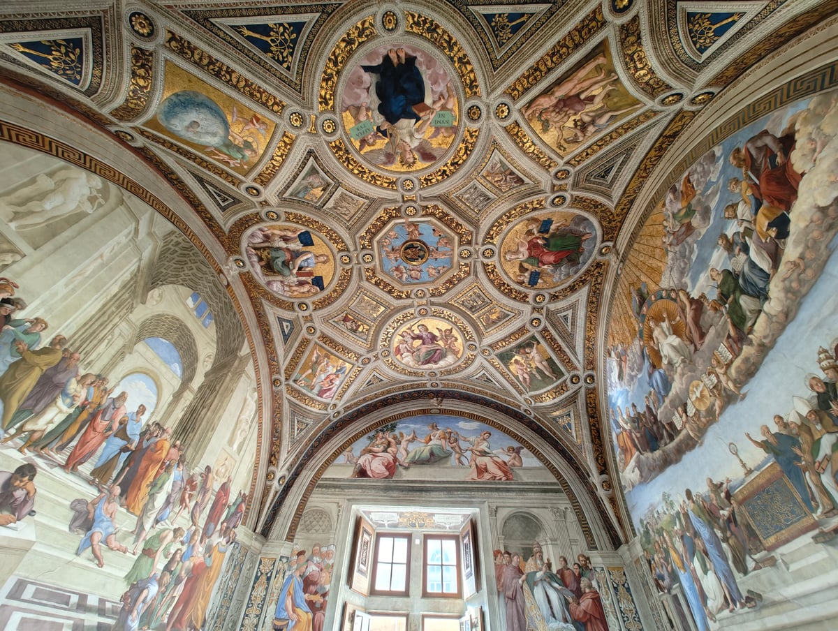 Museos Vaticanos con esculturas, galerías y techos decorados