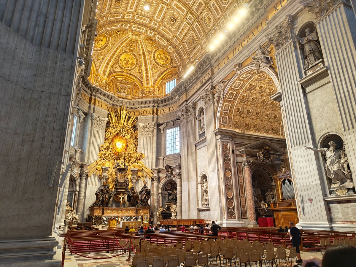 Basílica y Plaza de San Pedro con interiores y elementos religiosos