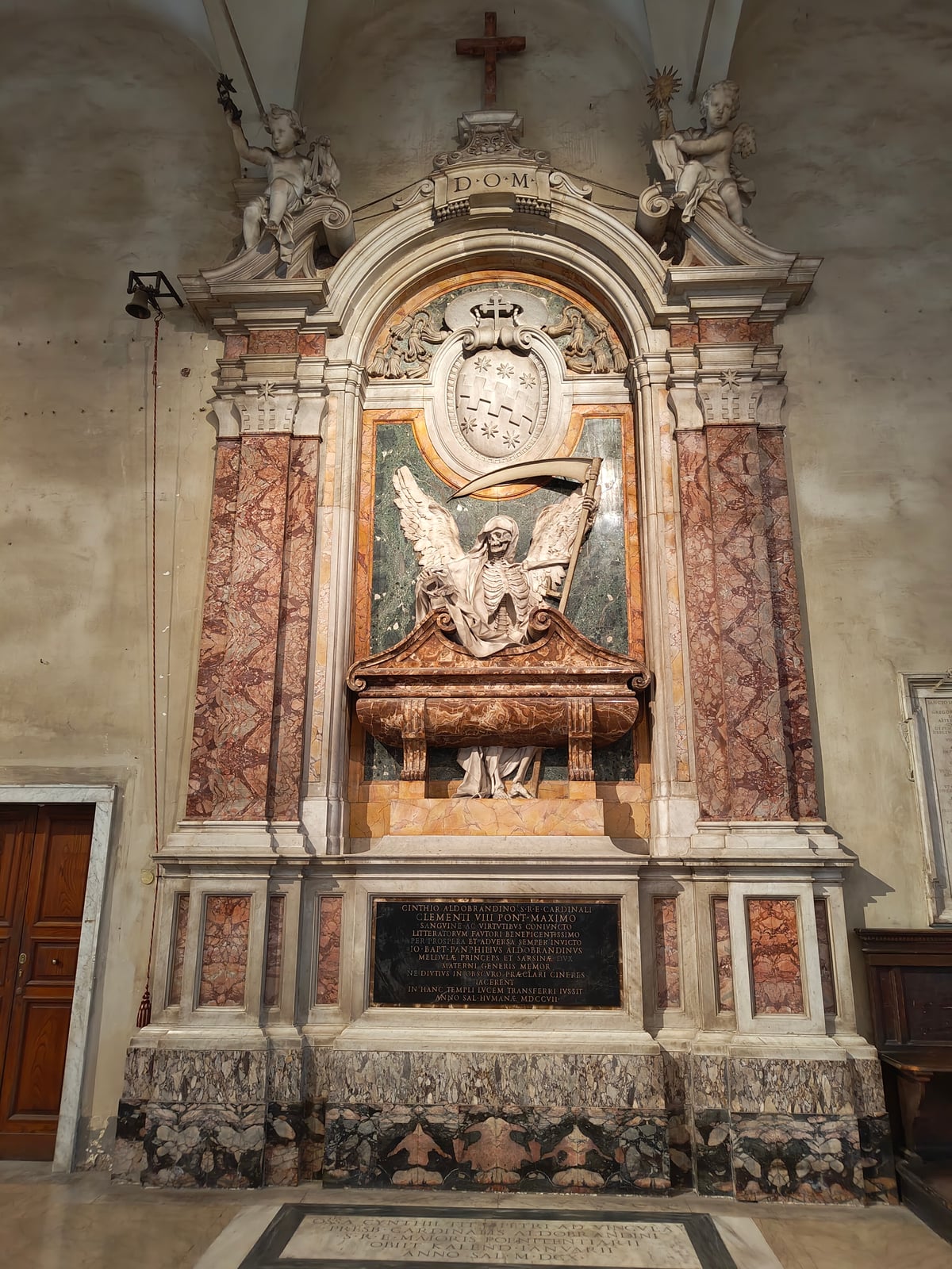 Interior de una iglesia romana con esculturas y obras de arte