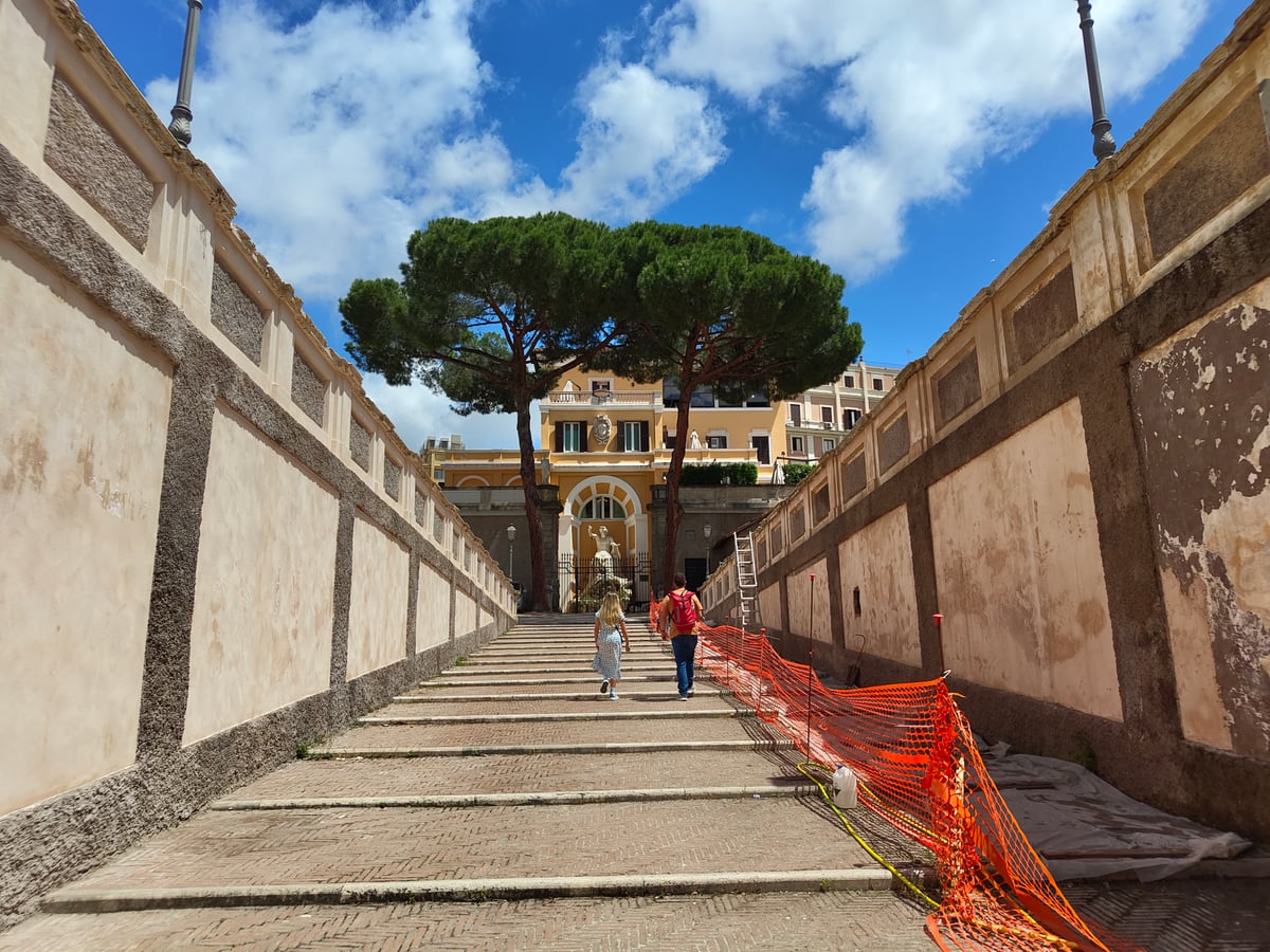 Escalinatas y construcciones antiguas de Roma