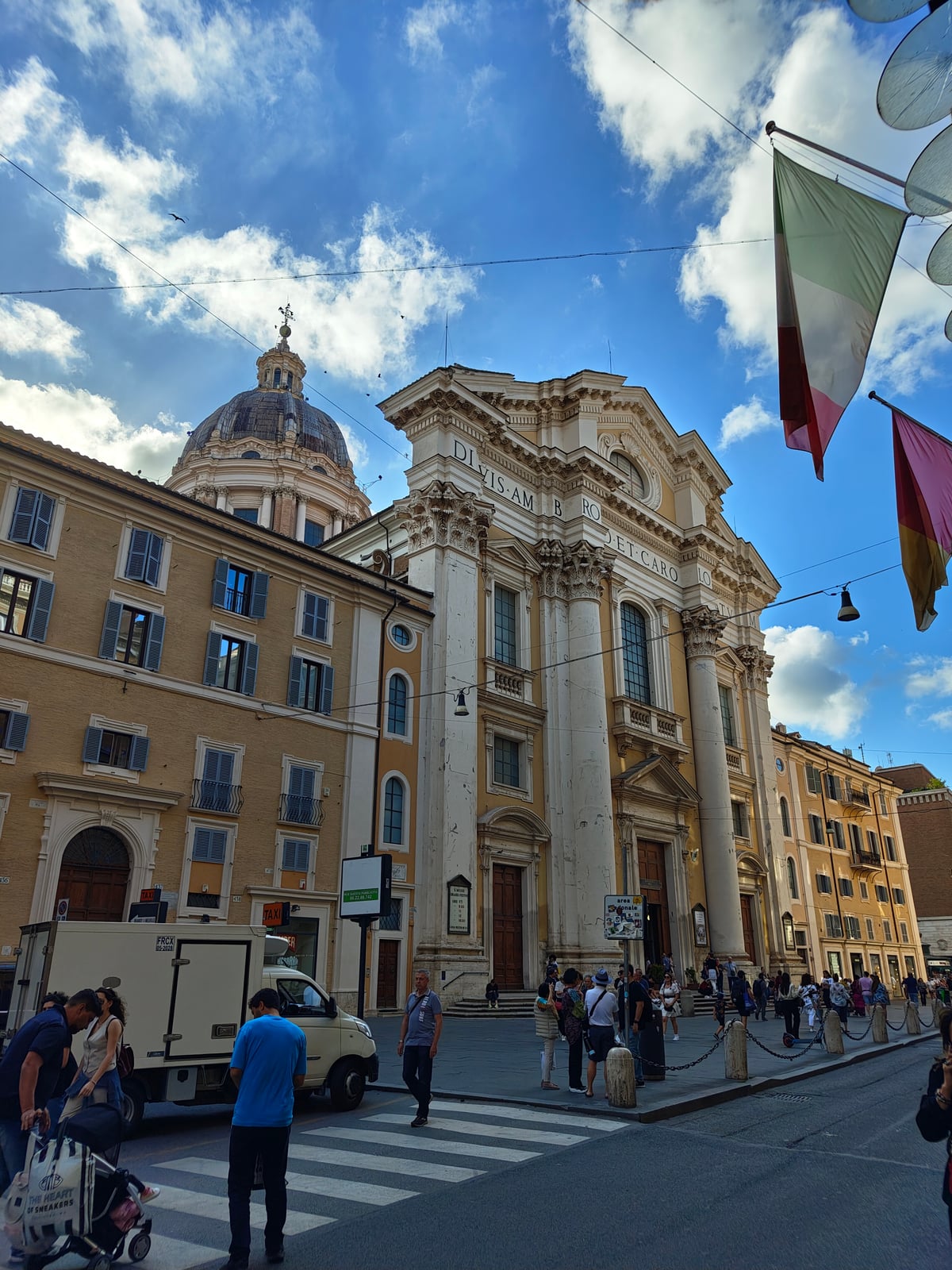 Iglesia barroca y calle del centro histórico de Roma