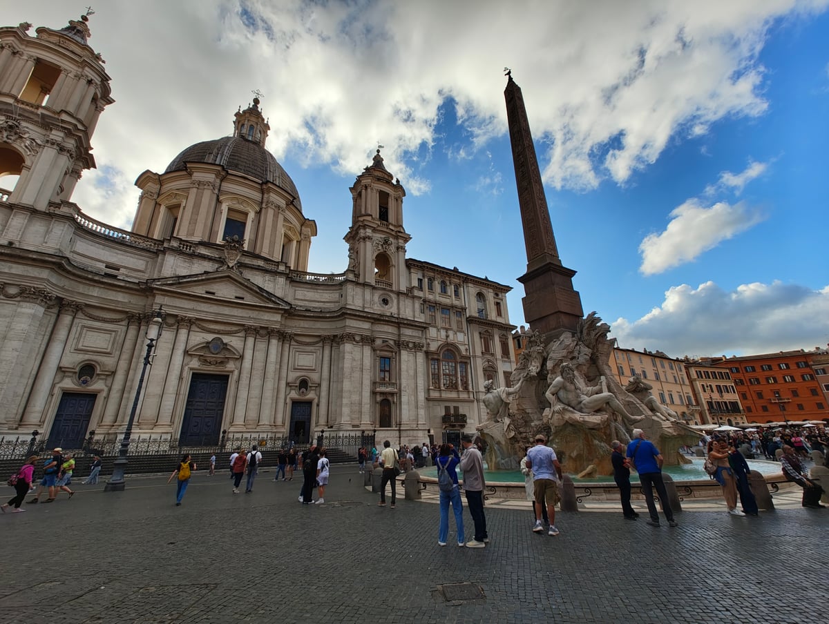 La Piazza Navona al atardecer, con la Fuente de los Cuatro Ríos de Bernini