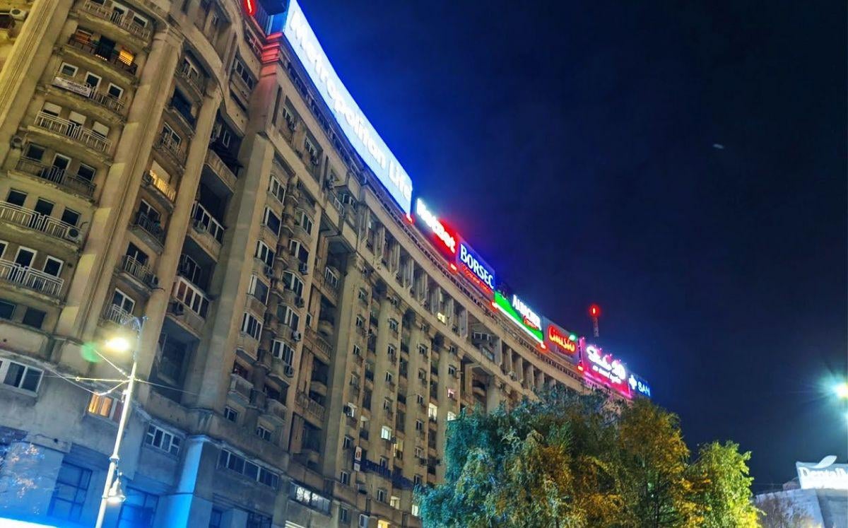 Piața Victoriei en Bucarest, de noche, cerca de donde para el autobús exprés del aeropuerto