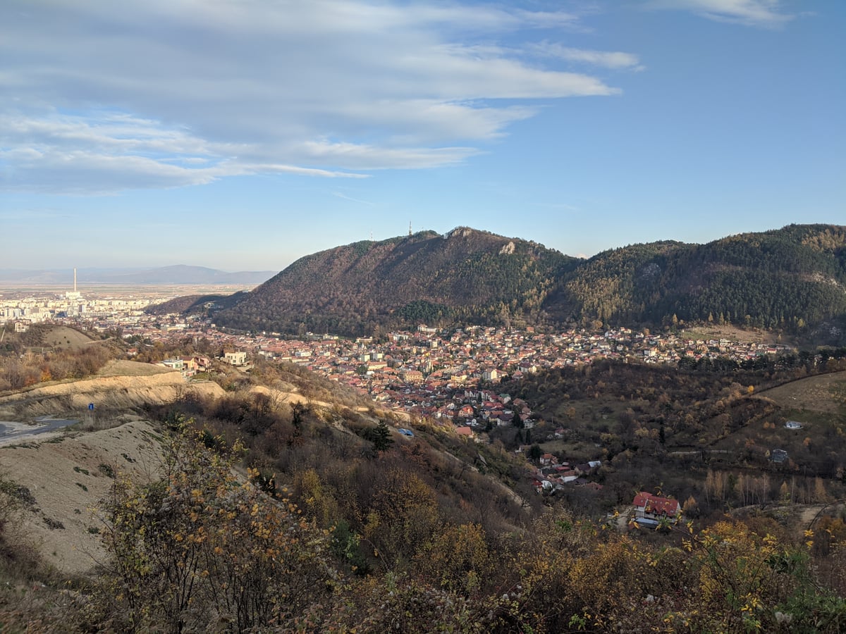 Paisaje de Transilvania con montañas y pueblos
