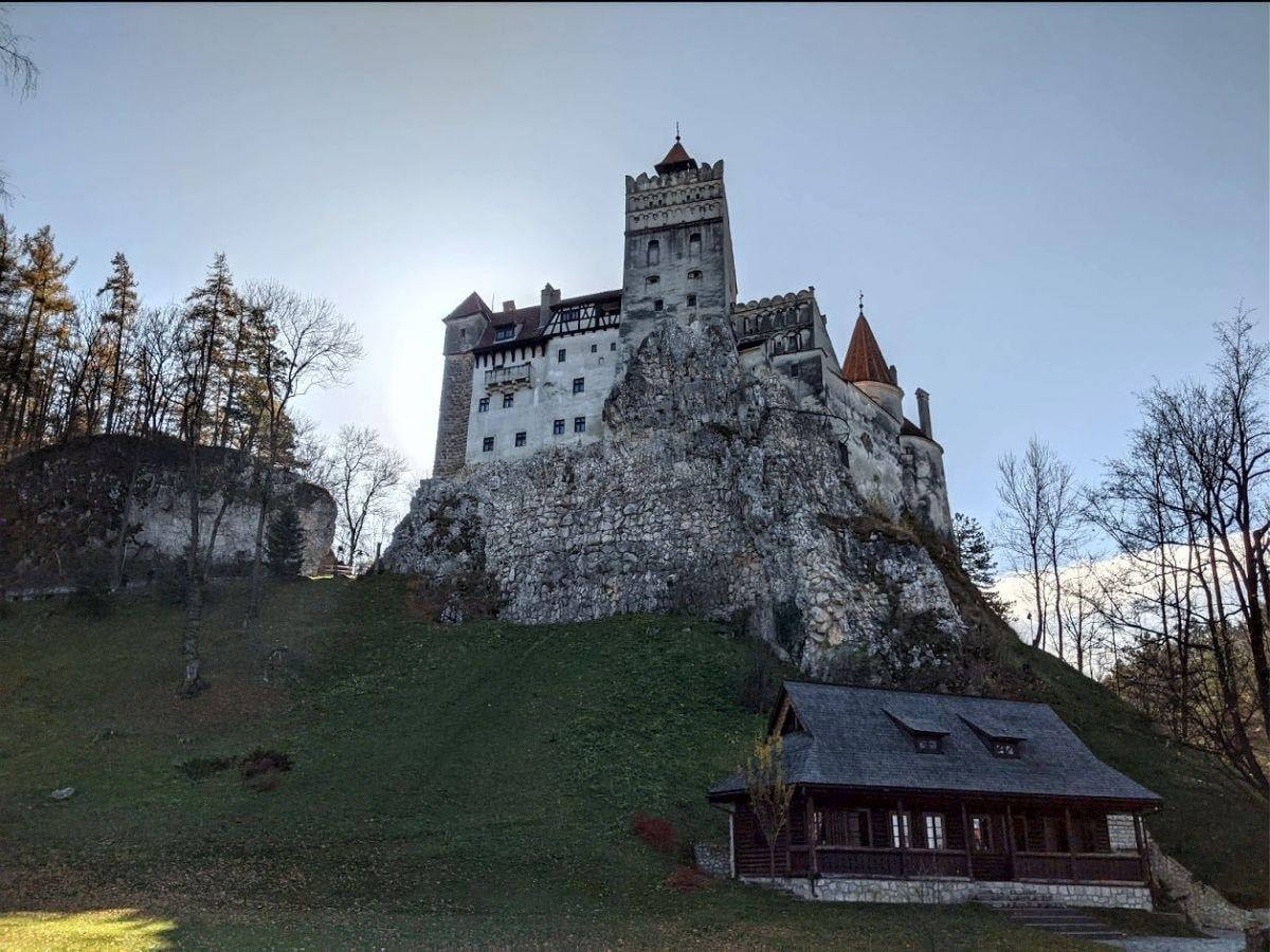 El castillo de Bran, con sus muros verticales y su emplazamiento escarpado, visto desde el exterior