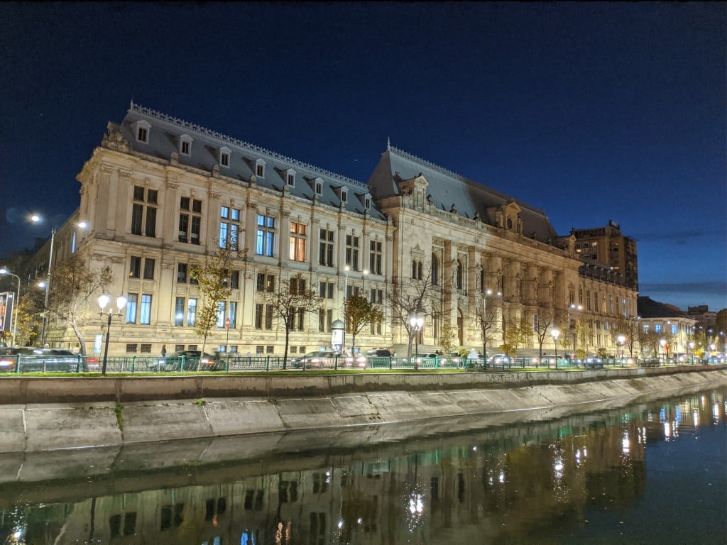 Las terrazas del casco antiguo de Bucarest, llenas de gente por la noche