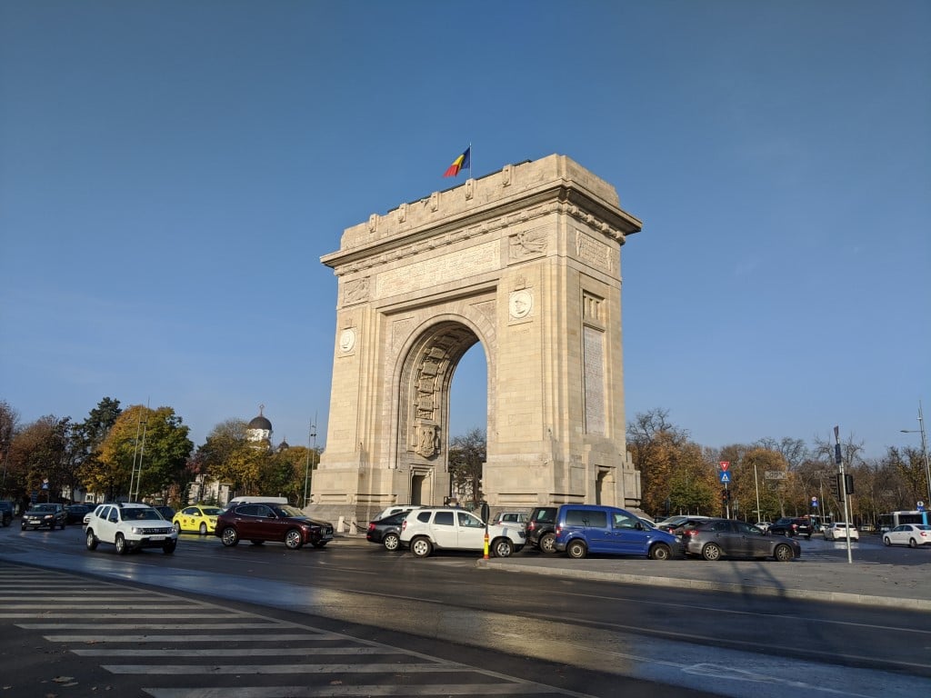 El Arcul de Triumf de Bucarest, en una avenida amplia que recuerda a París