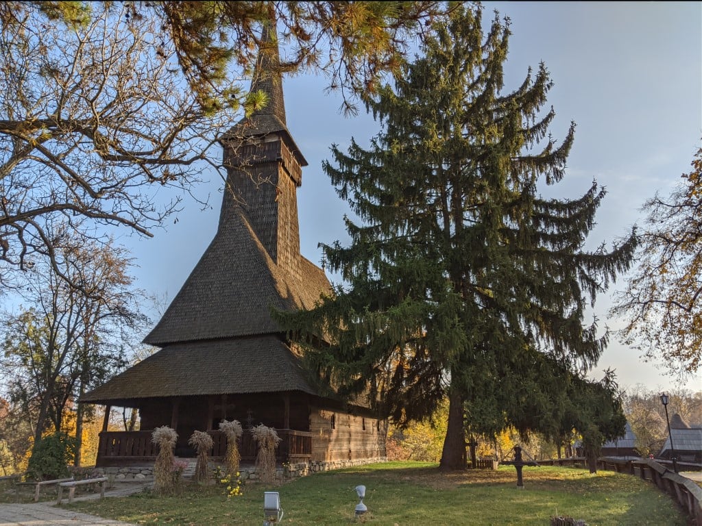 Una de las casas tradicionales trasladadas al Museo Nacional de la Aldea de Bucarest, junto al lago Herăstrău