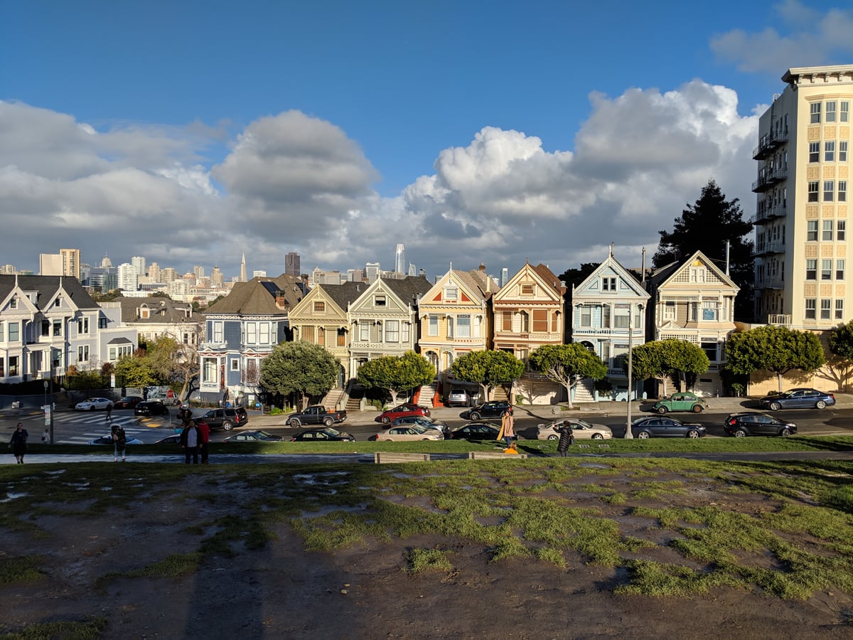 Casas victorianas de San Francisco con edificios del centro al fondo