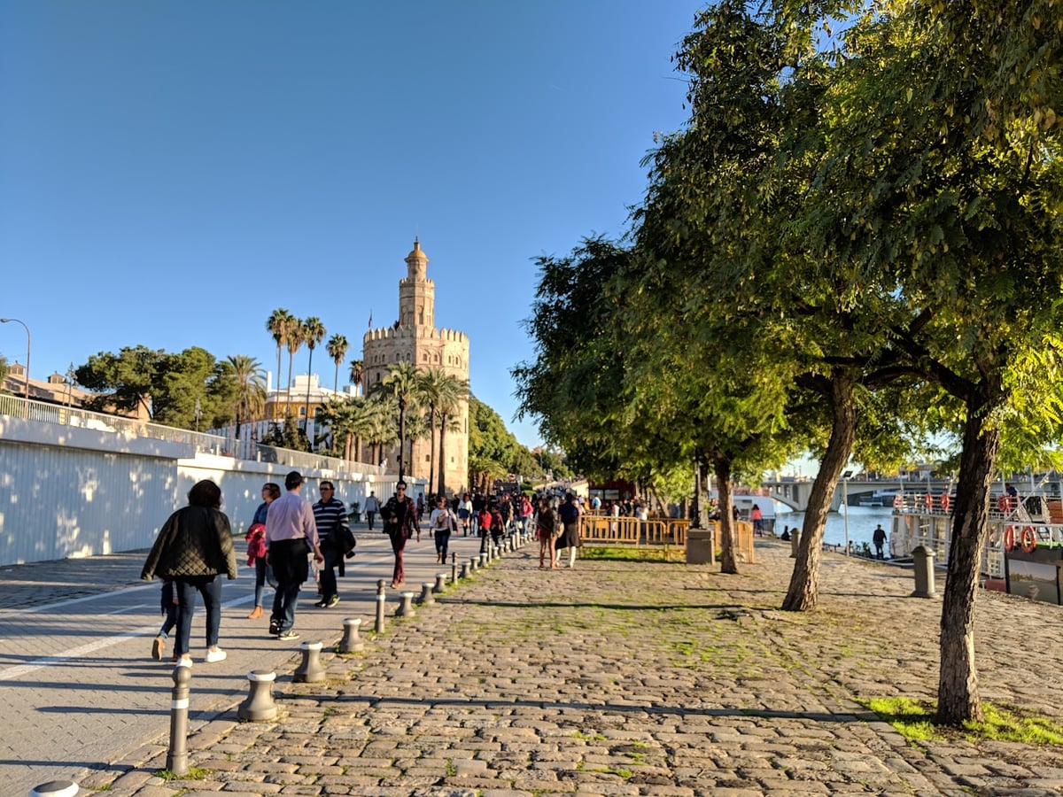 Plaza de España de Sevilla con sus edificios y azulejos